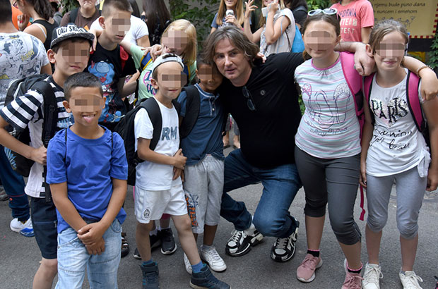 Жељко Митровић испратио децу са посебним потребама и без родитељског старања на море и планину (ФОТО)